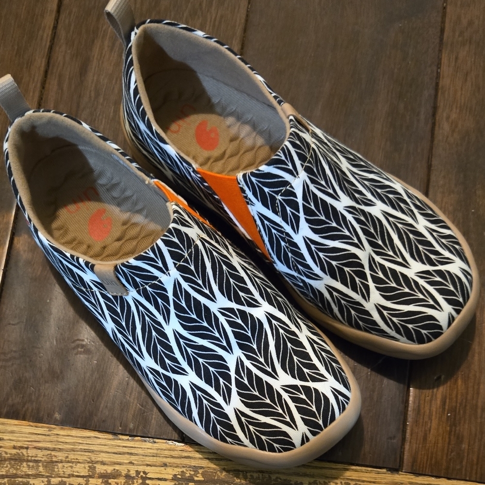 UIN Black and White Leaf Pattern Kids Sneakers